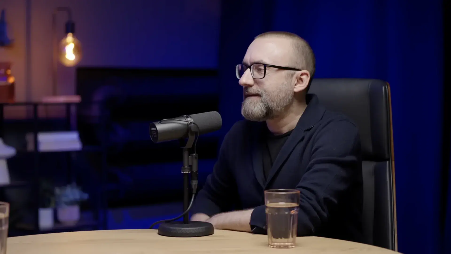 Gość podcastu przy mikrofonie Shure
