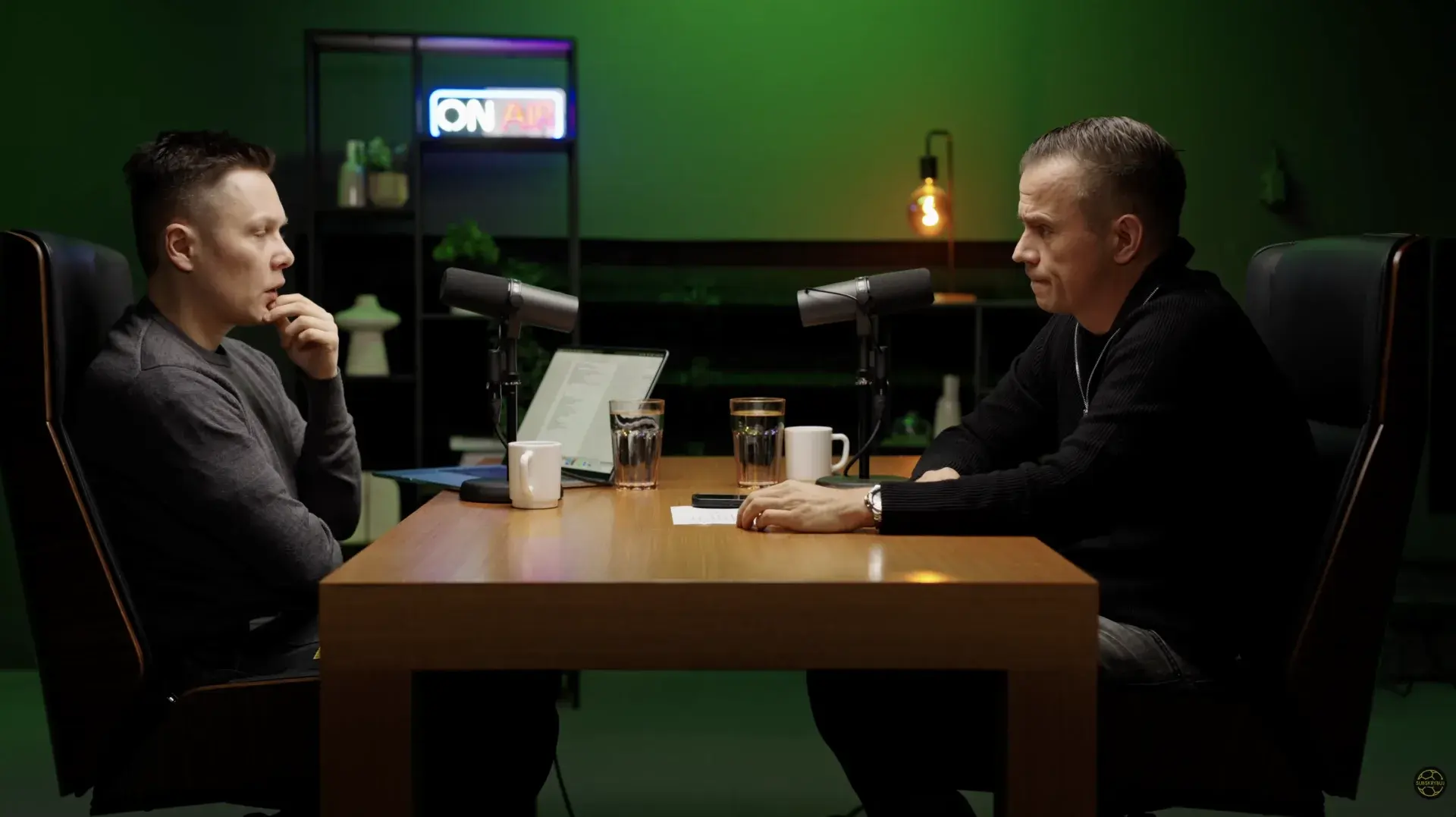 Rozmowa podcastowa w zielonej scenografii z neonem ON AIR