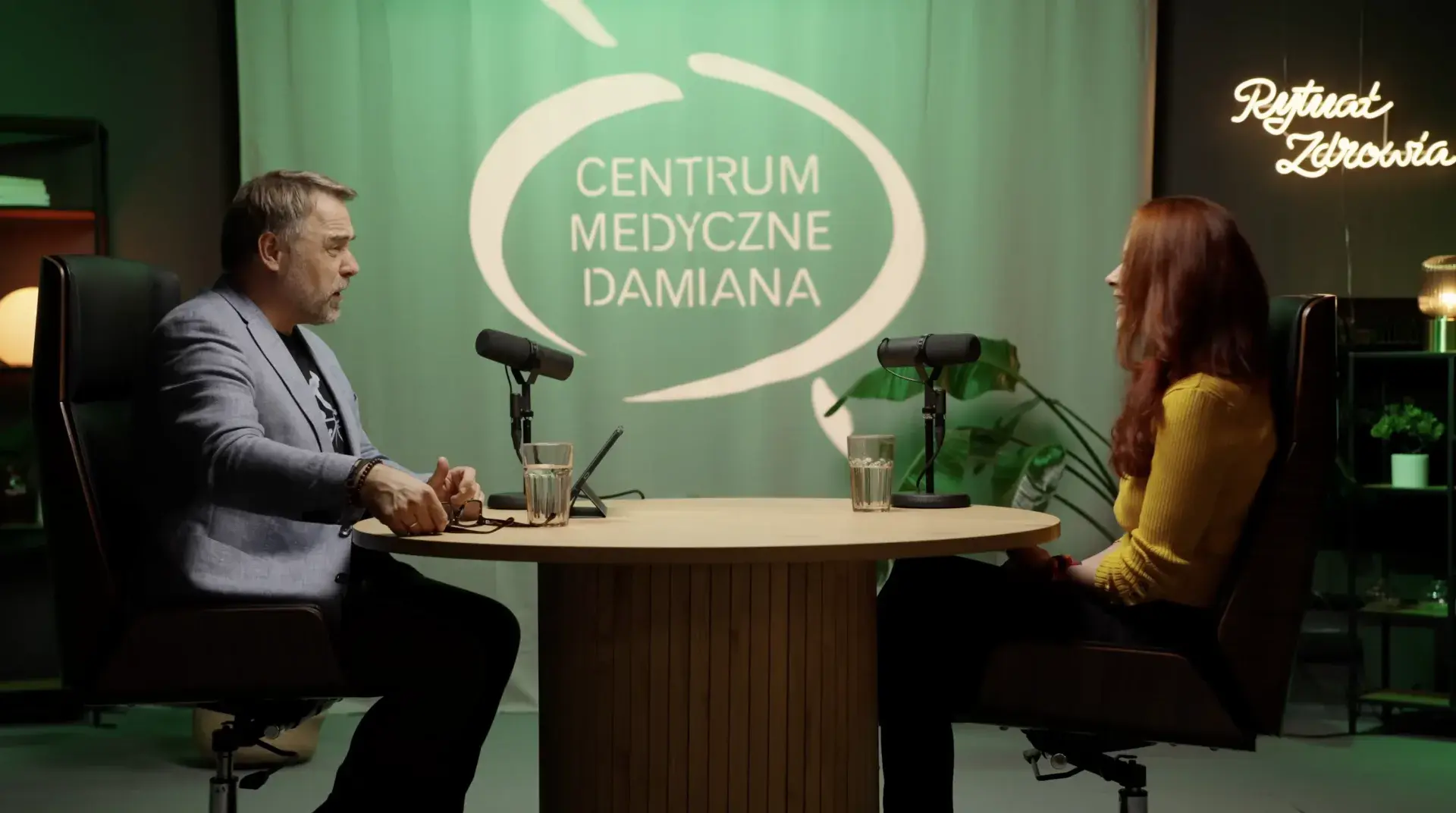 Nagranie podcastu z brandingiem klienta w tle