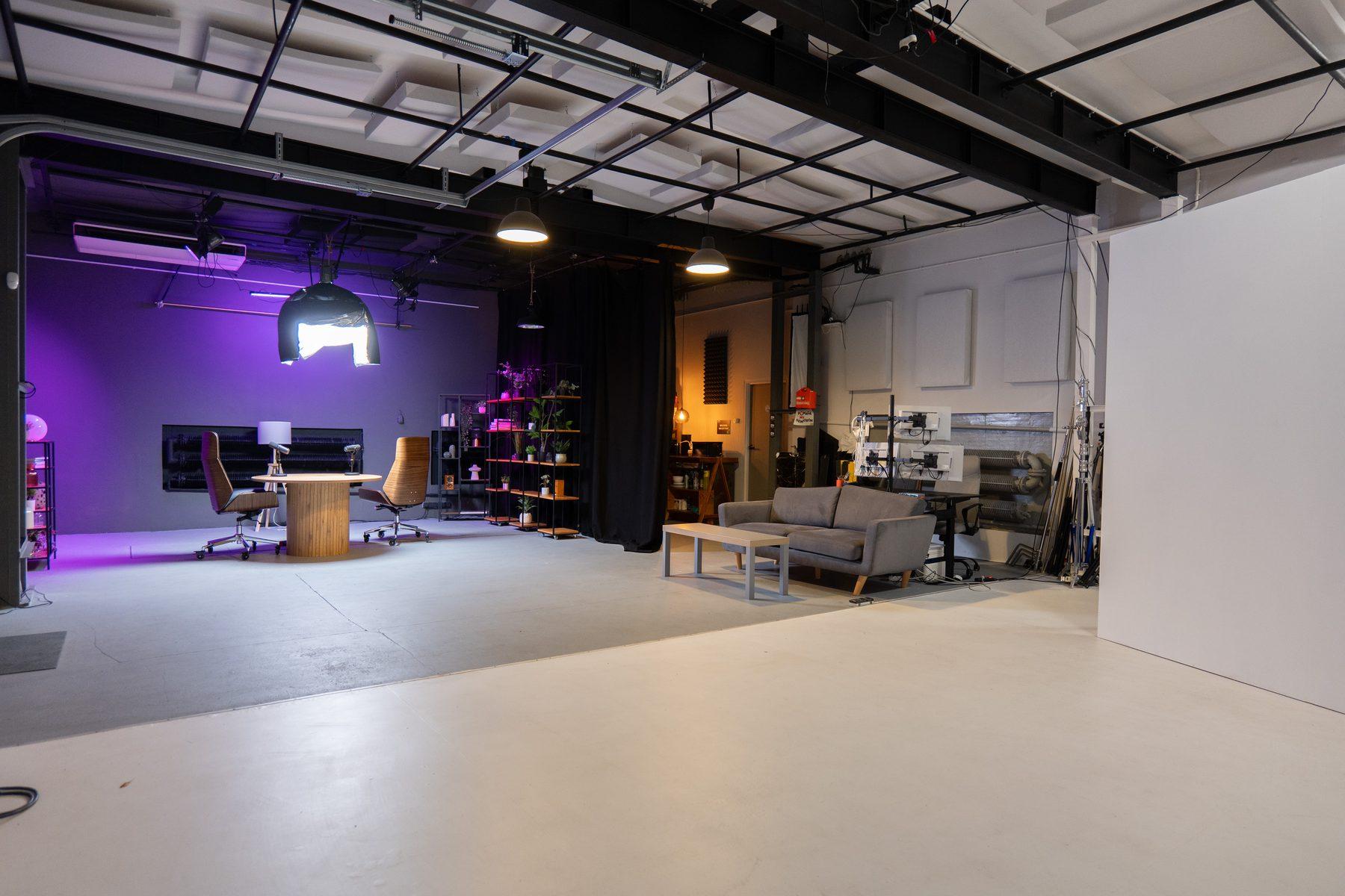 Studio główne: cała sala ze strefą industrialną, kanapą i cykloramą