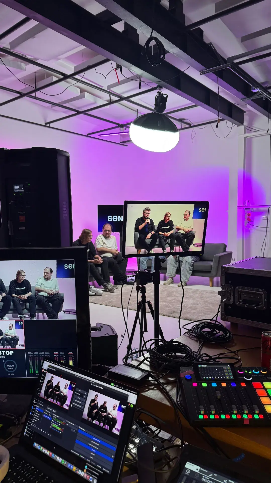 Profesjonalne studio podcastowe z kolorowym oświetleniem i sprzętem nagraniowym