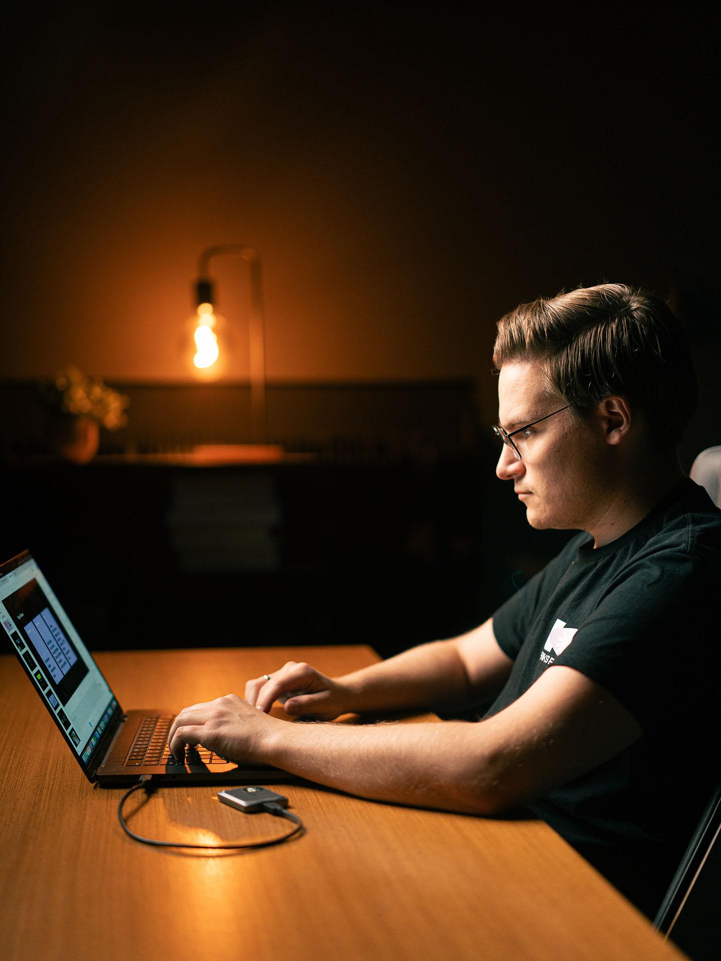 Zaplecze techniczne studia - reżyserka przy monitorach