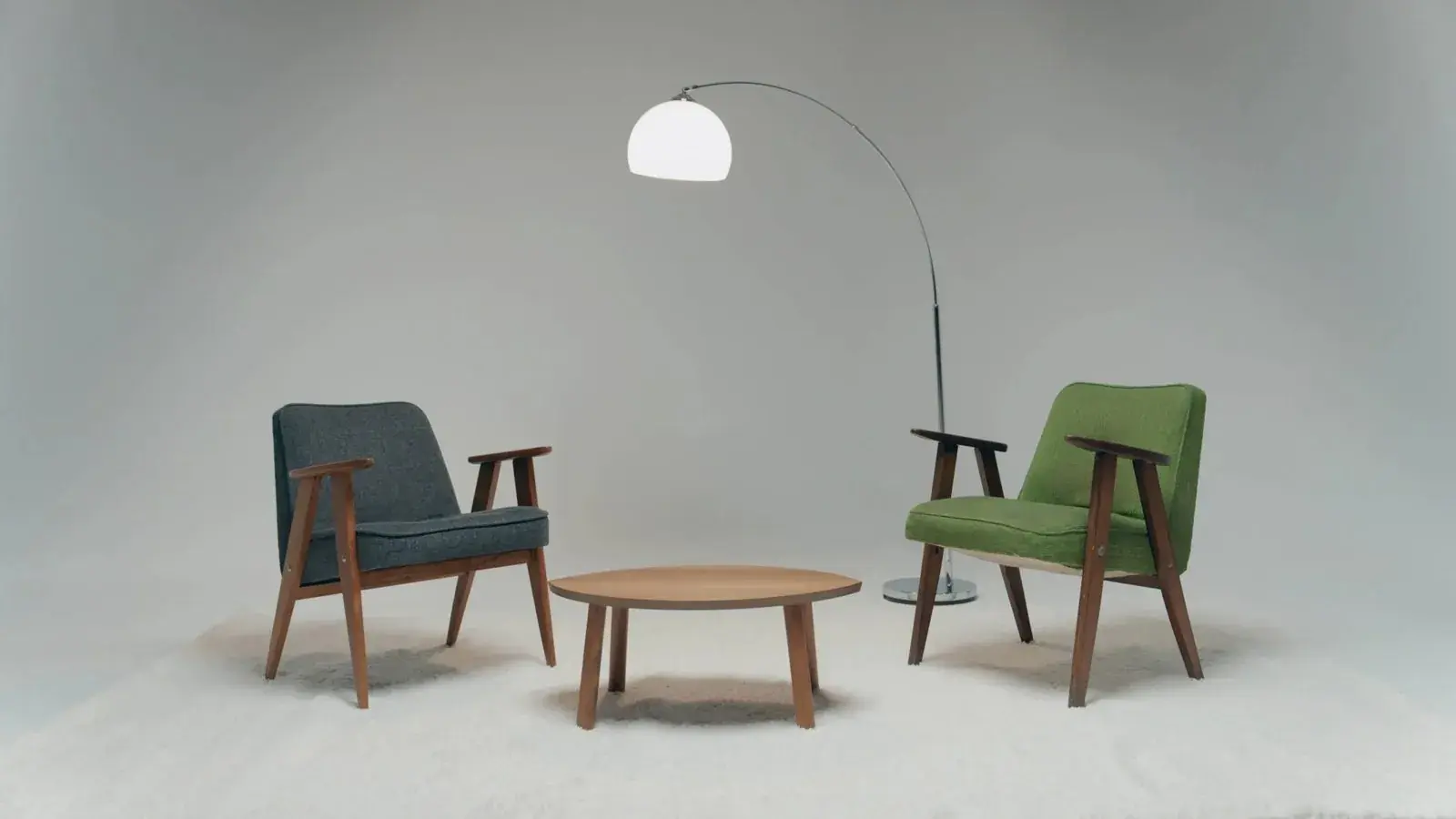 Cyklorama: fotele vintage i lampa łukowa na białym, bezcieniowym tle