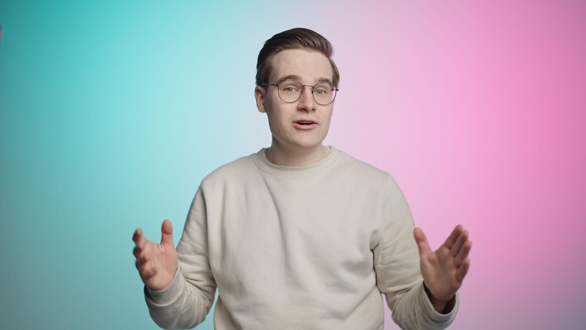 Prowadzący mówi do kamery