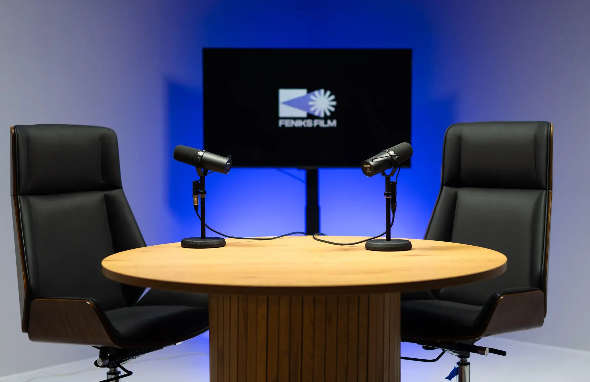 Setup z niebieskim tłem