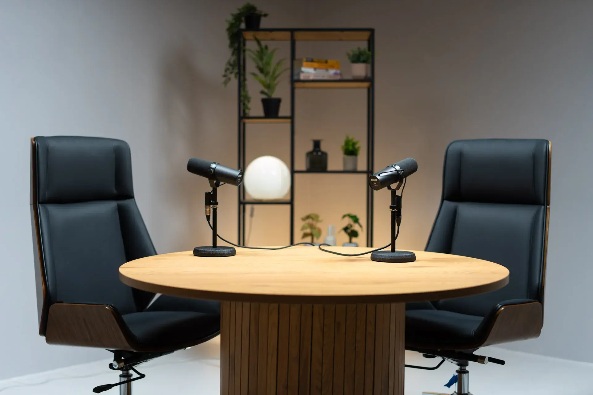 Minimalistyczne studio z okrągłym stołem