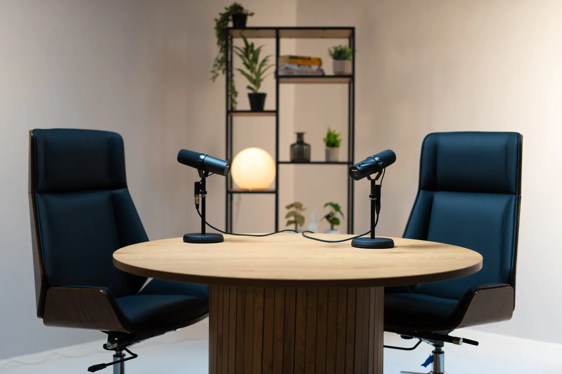 Przytulny setup z roślinami