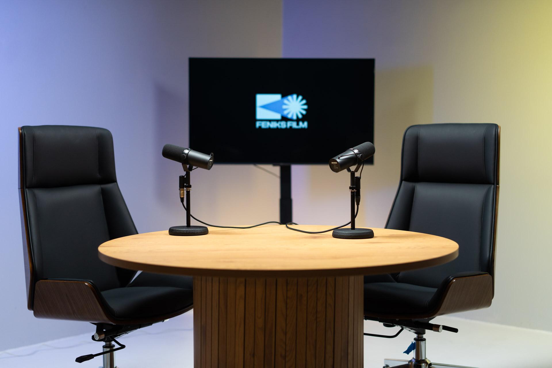 Setup podcastowy z kolorowym tłem